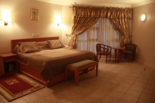 /web/uploads/116/Welcome Centre Hotels/room-photos/Business Suite  (Double Occupancy: 137050)/Business-Suite-Bedroom.jpg